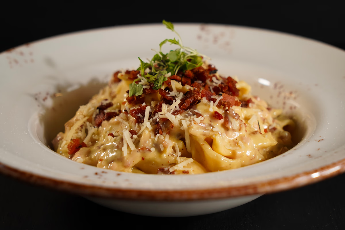 Pastas Carbonara — Plato destacado del menú Baroca Sabor Ancestral