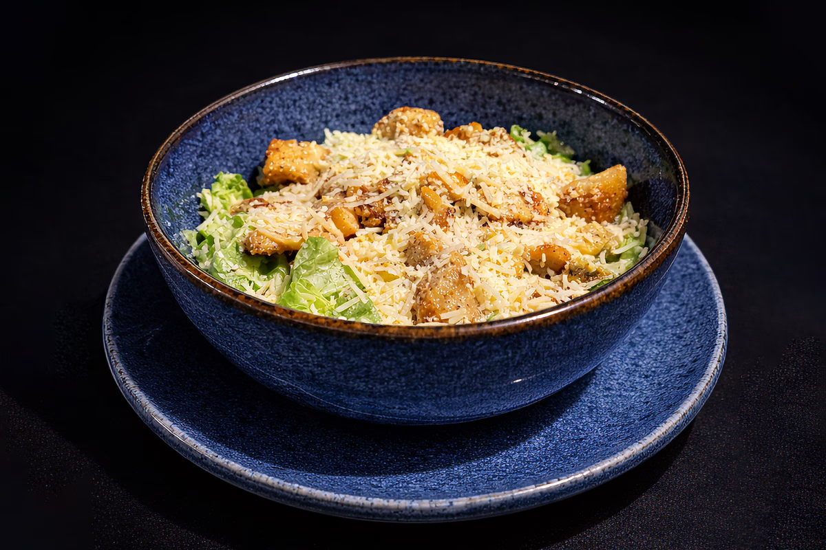 Ensalada César — Plato destacado del menú Baroca Sabor Ancestral